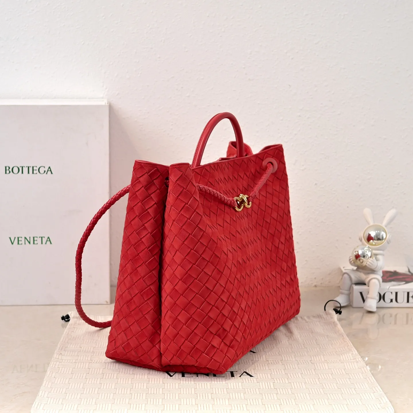 Batch 3760 #BV new deerskin Andiamo 🎈 The warm deerskin velvet Andiamo for autumn and winter is here🍂 Made of cashmere calf deerskin, the touch is softer and more delicate, and the overall body is very full and high-end! The shoulder strap has a sliding metal knot buckle that can be adjusted at will. It can be carried on the shoulder/hand-held/cross-body in various ways. The bag has a large capacity and is suitable for commuting/daily use/traveling. This bag is divided into small/medium/large sizes. There is always one that suits you. Then take me with you🎀🎀 Style number: 5543 Size: 45x22x34
